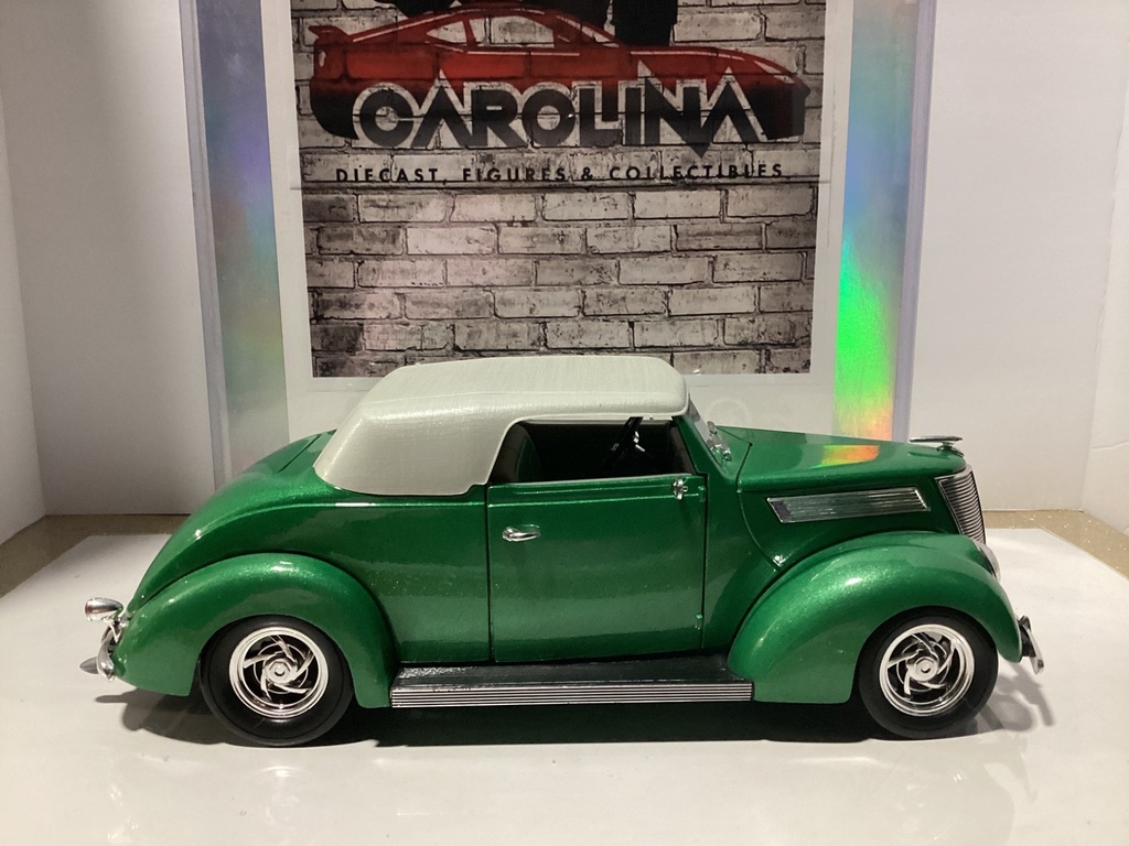 1:18 Road Legends 1937 Ford Convertible Green + Cream on Grey + Green image