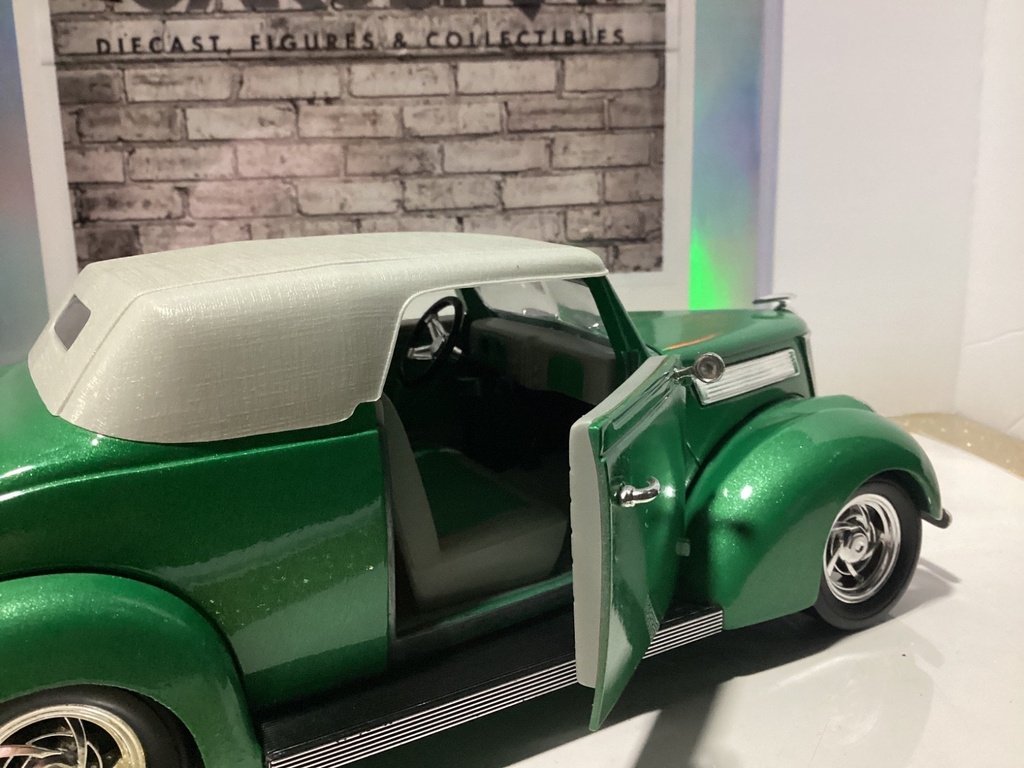 1:18 Road Legends 1937 Ford Convertible Green + Cream on Grey + Green image