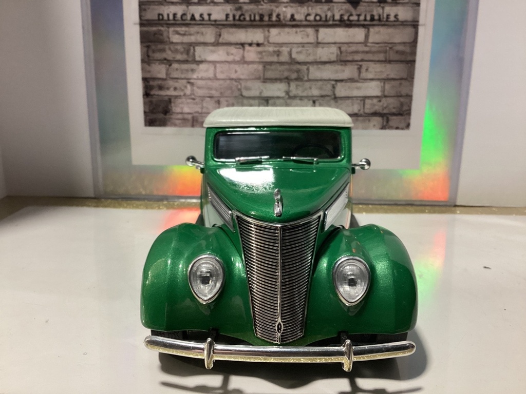 1:18 Road Legends 1937 Ford Convertible Green + Cream on Grey + Green image