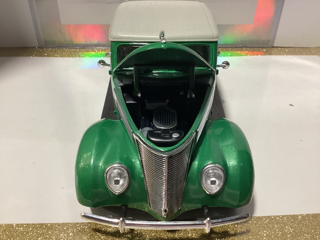 1:18 Road Legends 1937 Ford Convertible Green + Cream on Grey + Green image