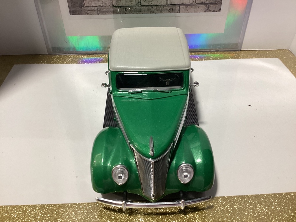 1:18 Road Legends 1937 Ford Convertible Green + Cream on Grey + Green image