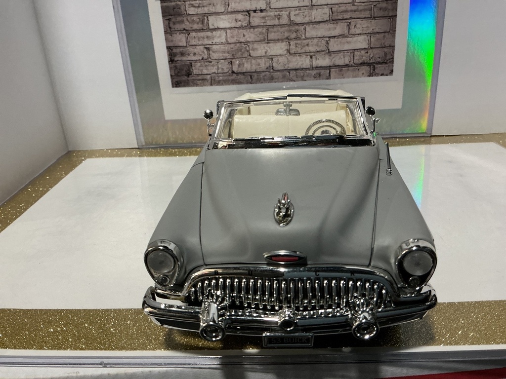 1:18 MOTORMAX 1953 BUICK SKYLARK FLAT GREY ON CREAM *See Doors/Windshield image