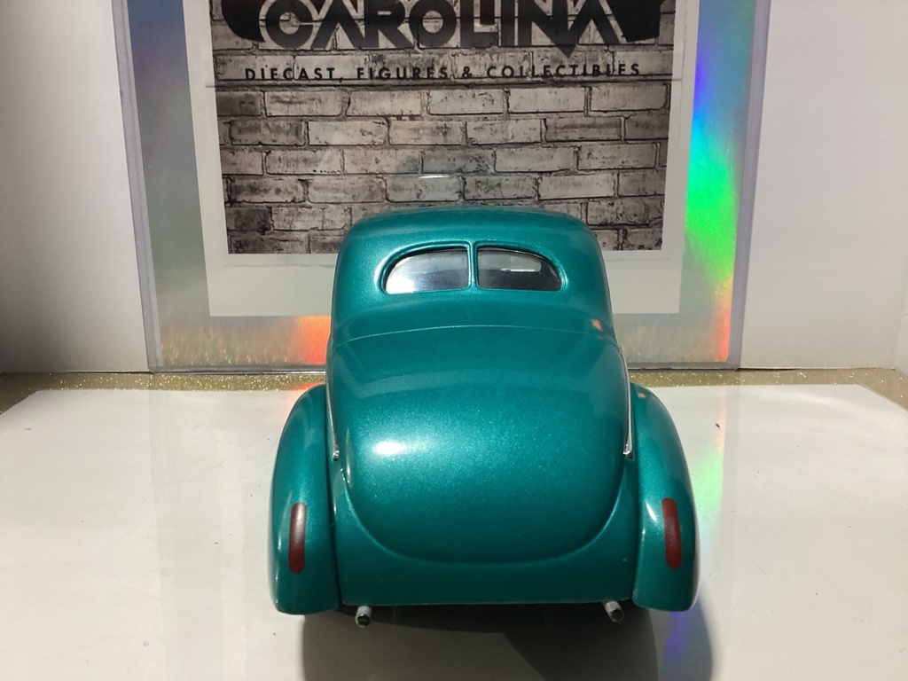 1:18 ERTL 1940 Ford Coupe Green on Brown (left mirror missing + need repair) image
