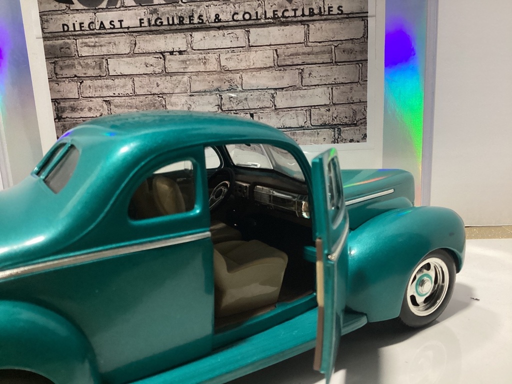 1:18 ERTL 1940 Ford Coupe Green on Brown (left mirror missing + need repair) image