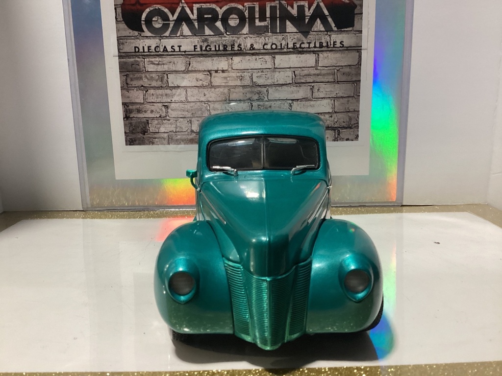 1:18 ERTL 1940 Ford Coupe Green on Brown (left mirror missing + need repair) image