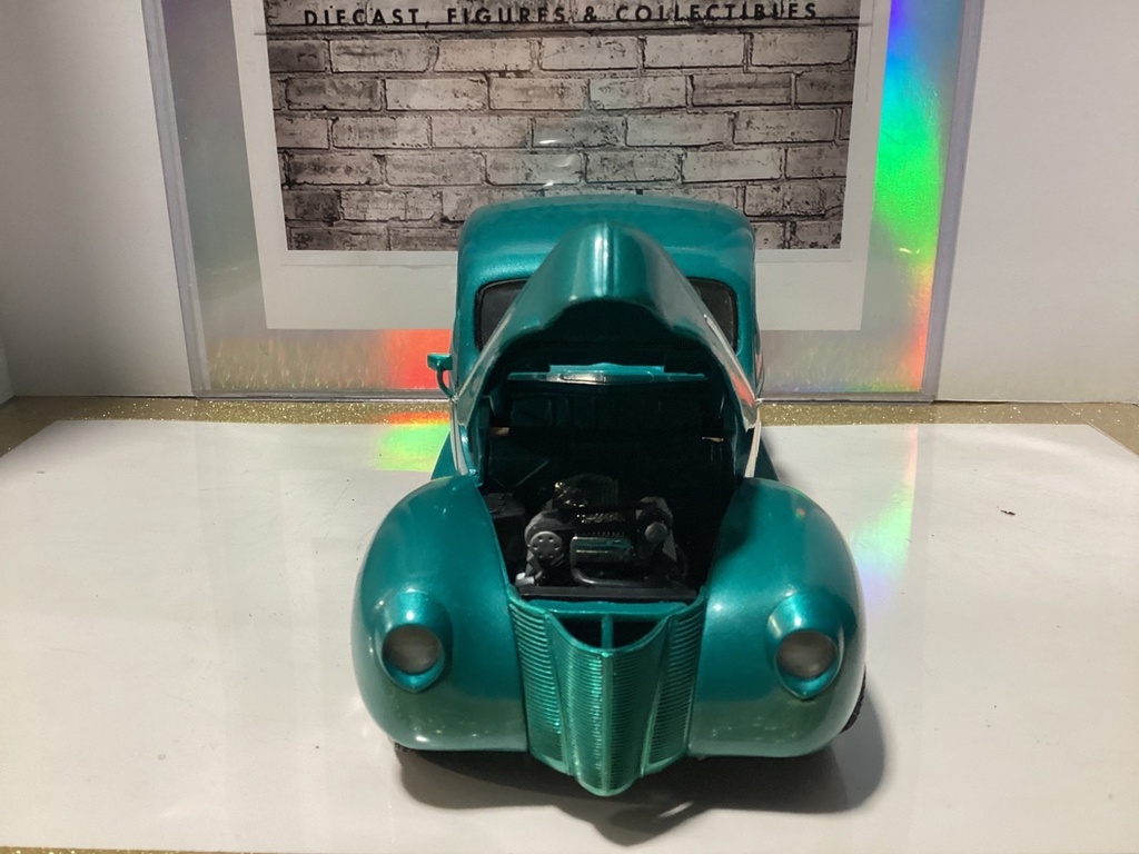 1:18 ERTL 1940 Ford Coupe Green on Brown (left mirror missing + need repair) image