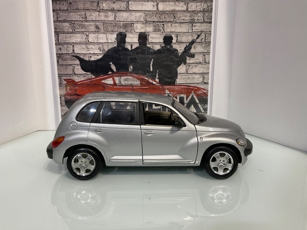 1:18 MAISTO PT CRUISER SILVER ON GREY image