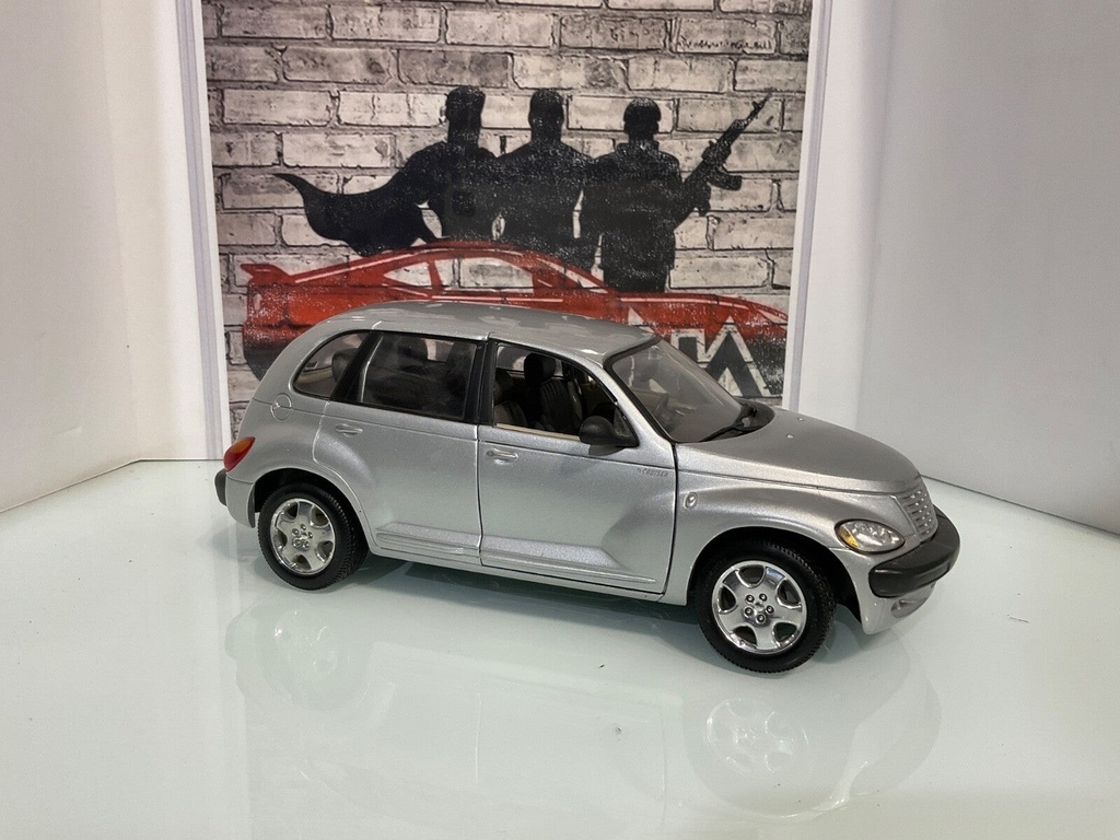 1:18 MAISTO PT CRUISER SILVER ON GREY image