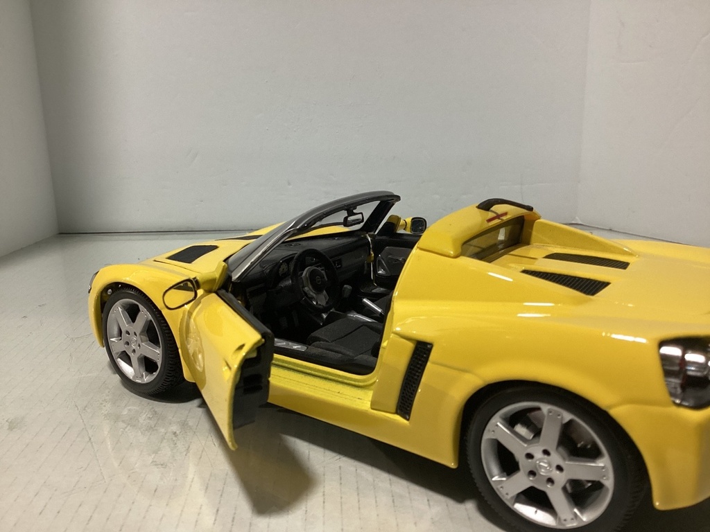 1:18 Maisto Open Speedster Yellow on Black image