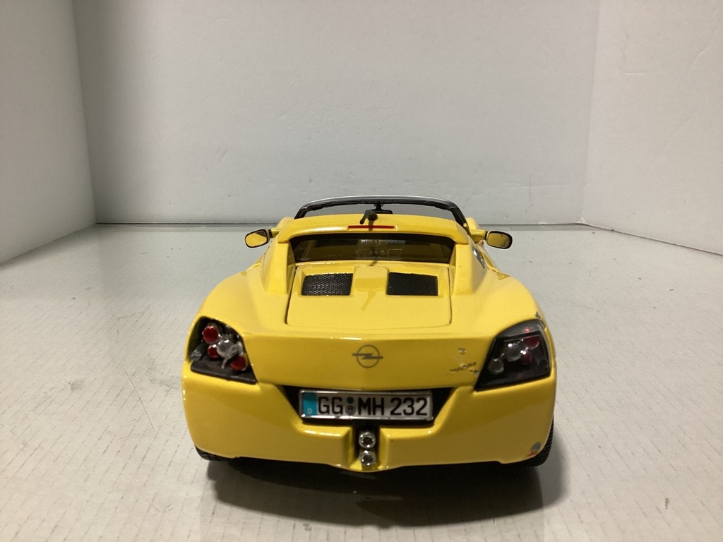 1:18 Maisto Open Speedster Yellow on Black image