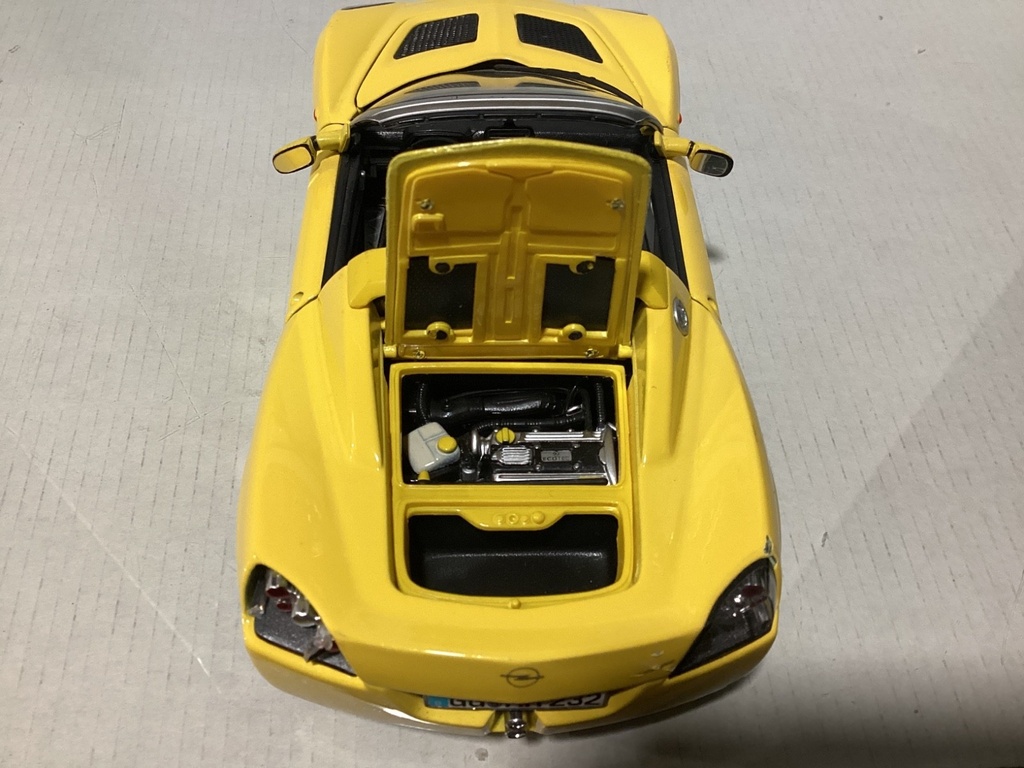 1:18 Maisto Open Speedster Yellow on Black image