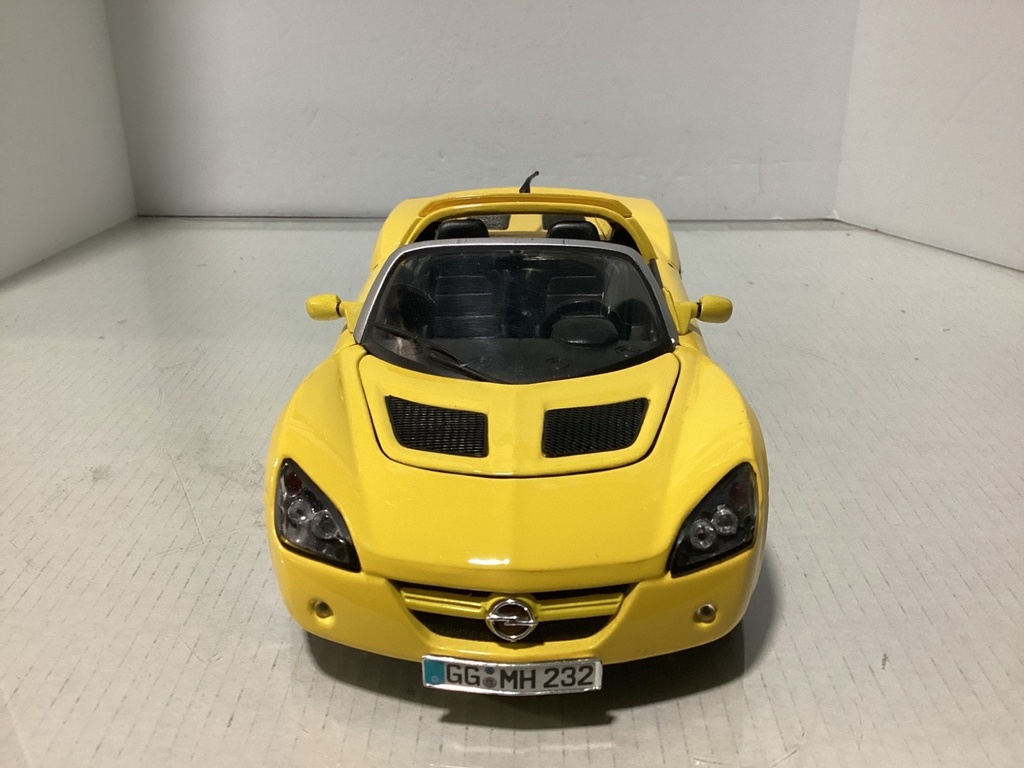 1:18 Maisto Open Speedster Yellow on Black image