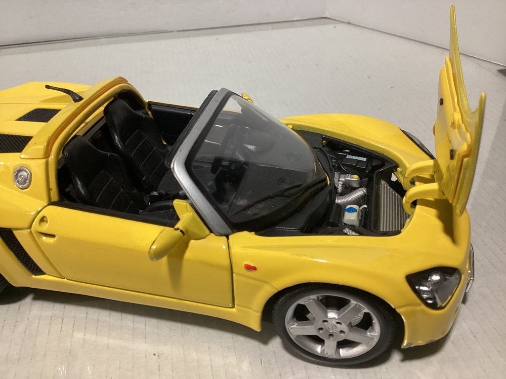 1:18 Maisto Open Speedster Yellow on Black image