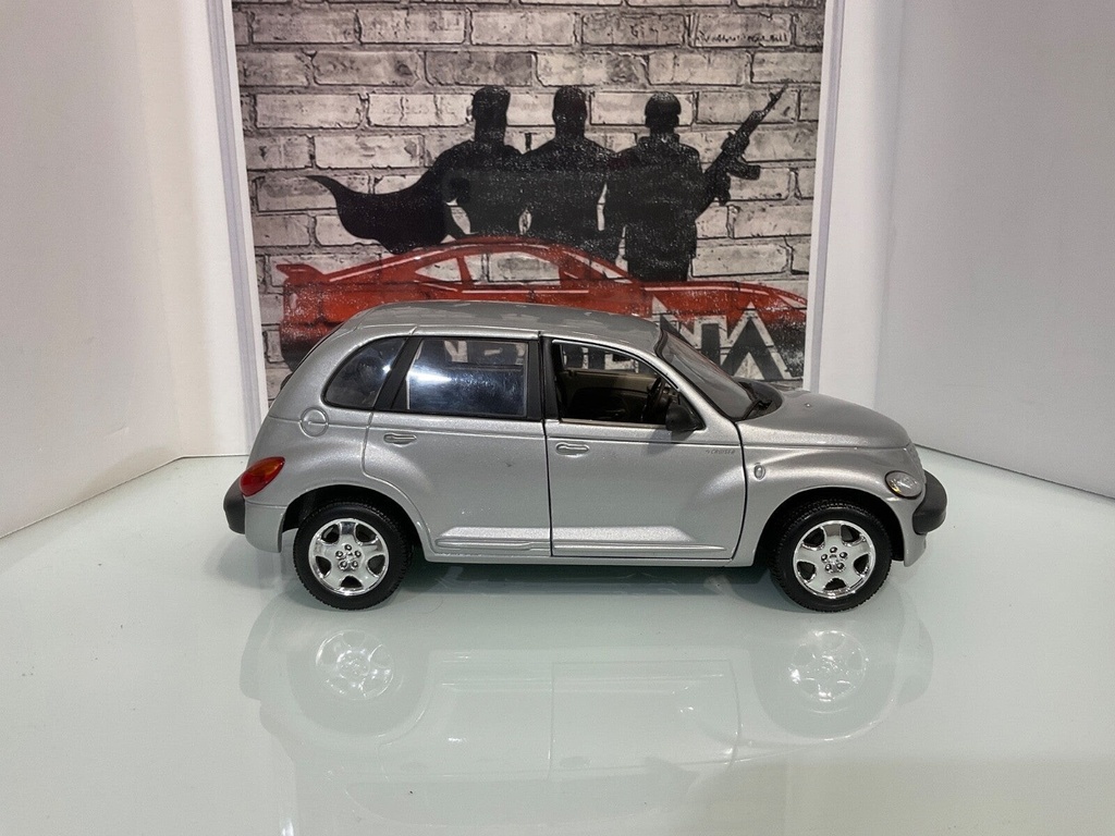 1:18 MAISTO 2000 CHRYSLER CRUISER GRAY W/BLACK INT image