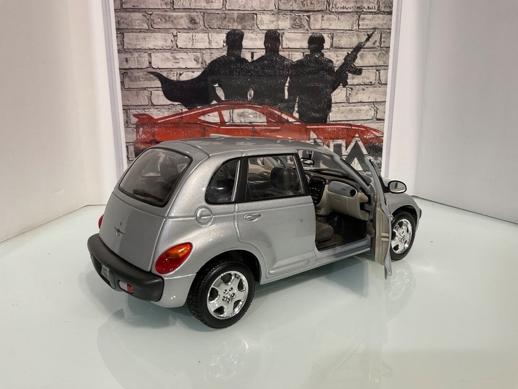 1:18 MAISTO 2000 CHRYSLER CRUISER GRAY W/BLACK INT image