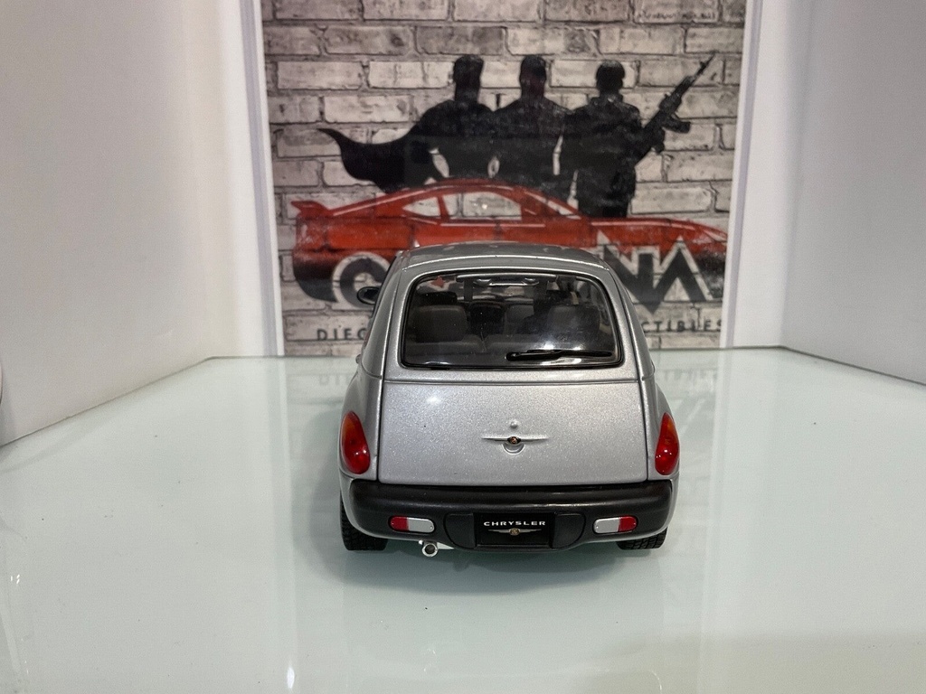1:18 MAISTO 2000 CHRYSLER CRUISER GRAY W/BLACK INT image