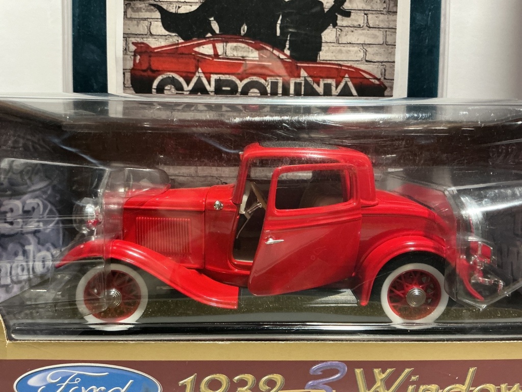 1:18 ROAD LEGENDS- FORD 1932 3 WINDOW image