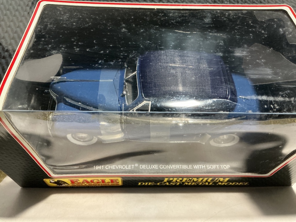 1:18 EAGLE COLLECTIBLES - 1941 Chevrolet Deluxe Convertible - BLUE/BLACK image