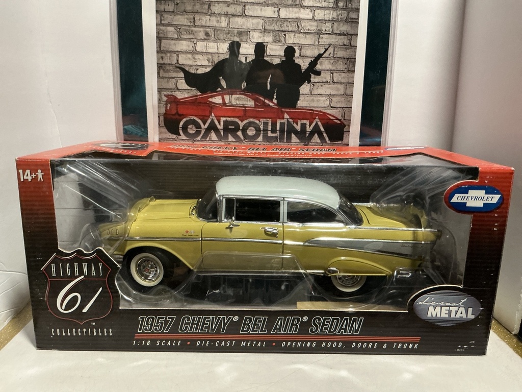 1:18 HIGHWAY 61 COLLECTIBLES - 1957 CHEVY BEL AIR SEDAN [CRACK IN THE PLASTIC] image