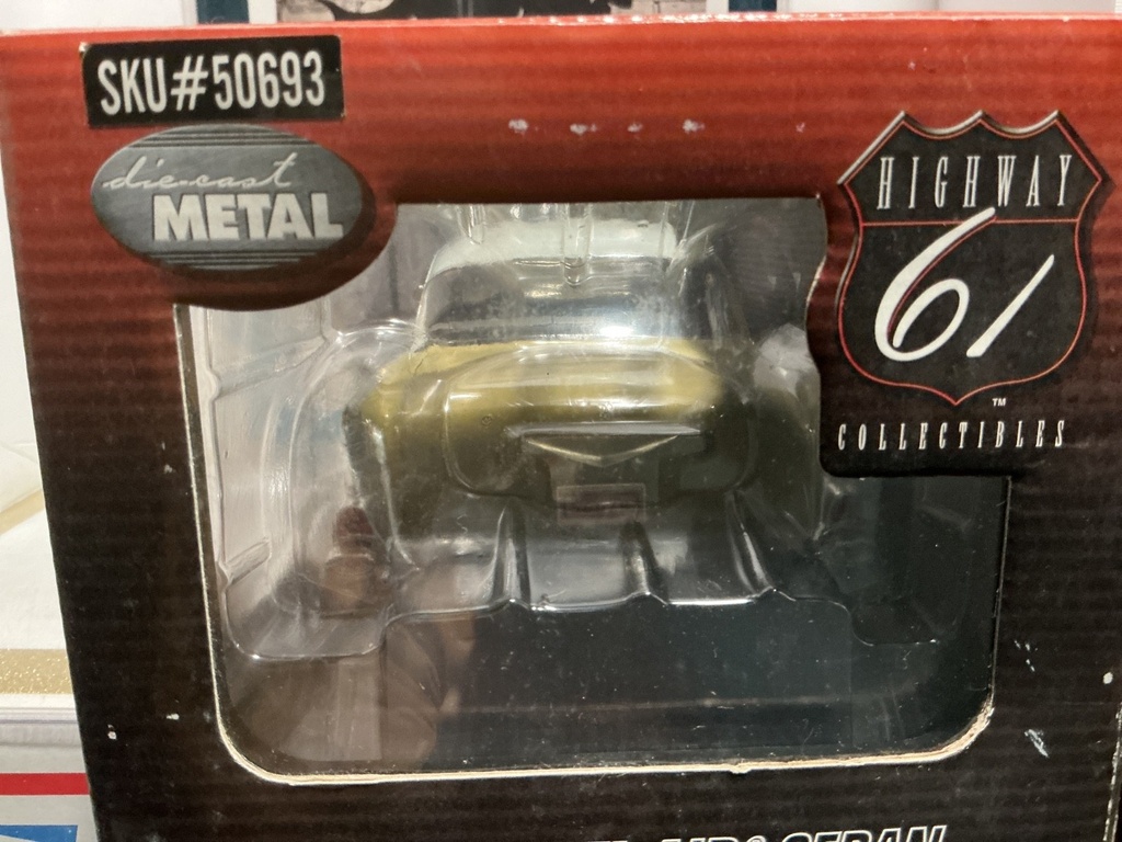 1:18 HIGHWAY 61 COLLECTIBLES - 1957 CHEVY BEL AIR SEDAN [CRACK IN THE PLASTIC] image