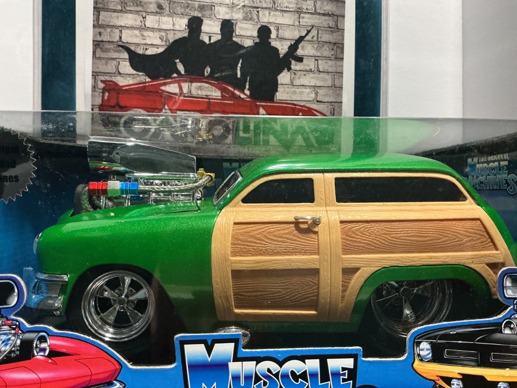 1:18 MUSCLE MACHINES- ‘50 FORD WOODY image