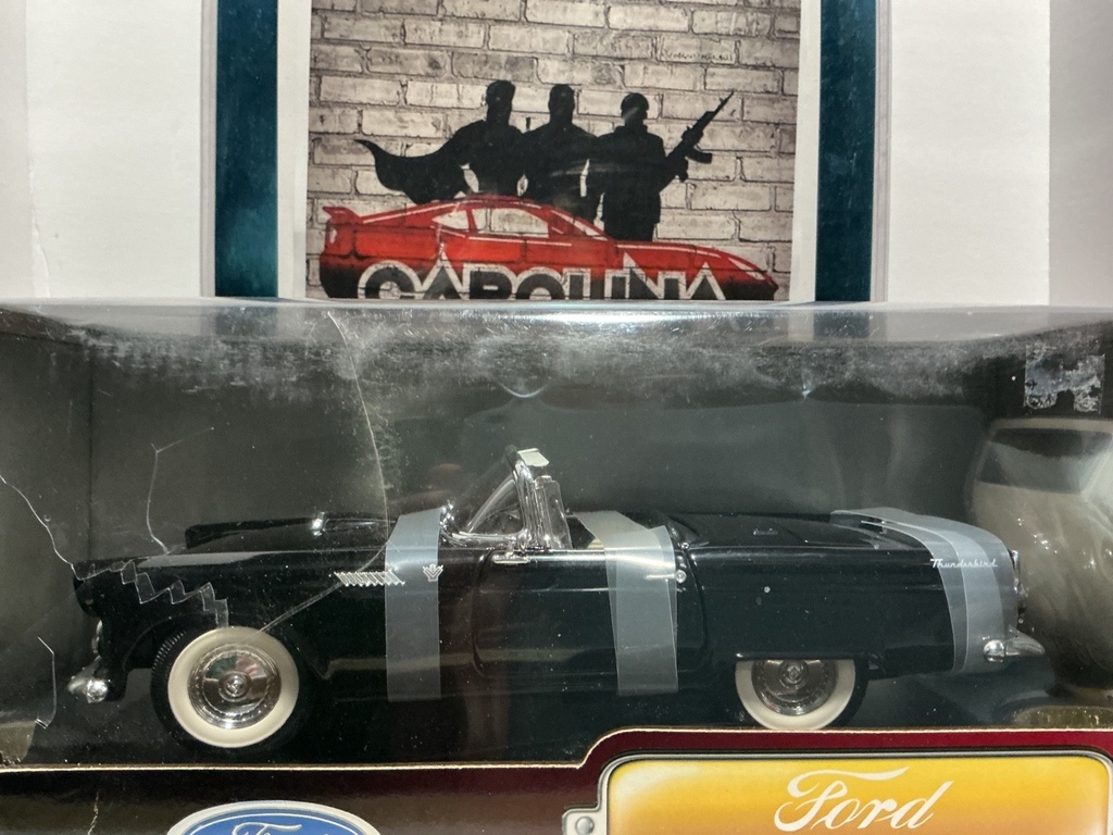 1:18 ROAD SIGNATURE DIE CAST METAL- FORD 1955 THUNDERBIRD image