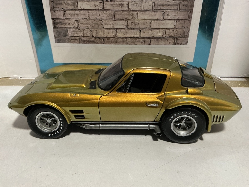 1:18 EXOTO SUZUKA SUN CORVETTE [GOLD/BLACK] [RASHING] [BOX & WIPERS DAMAGED] image