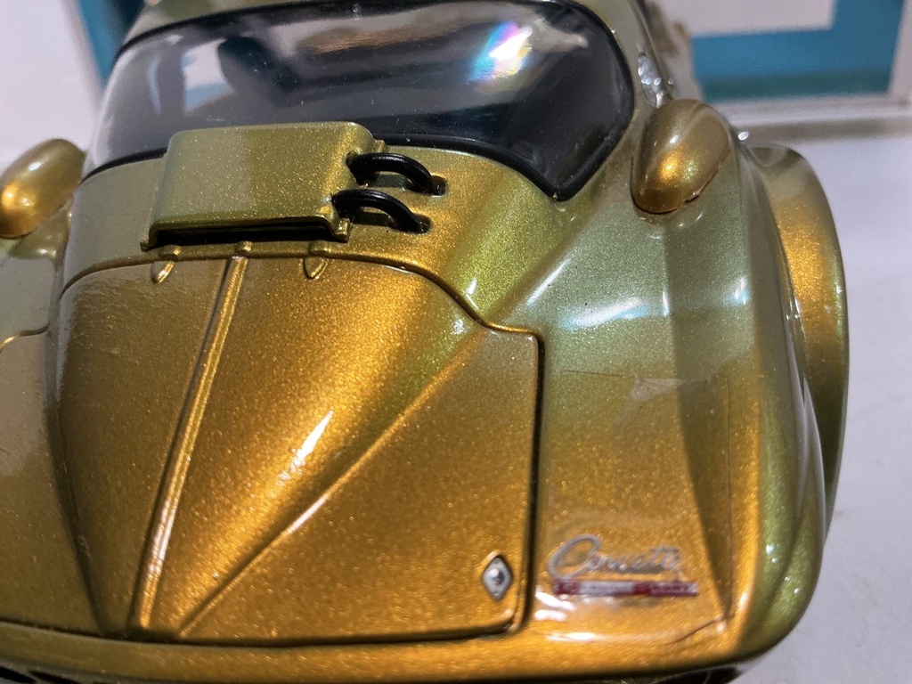 1:18 EXOTO SUZUKA SUN CORVETTE [GOLD/BLACK] [RASHING] [BOX & WIPERS DAMAGED] image