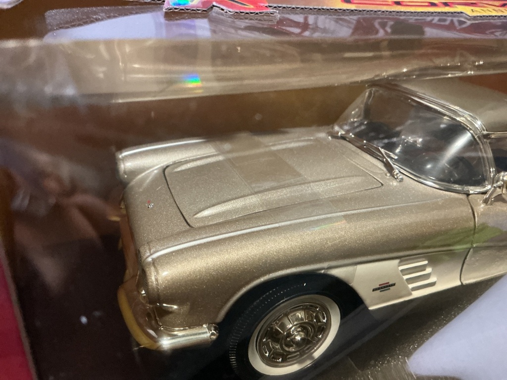1:18 ERTL CORVETTE 50TH ANNIVERSARY 1961 CORVETTE COUPE [rashing On Paint image