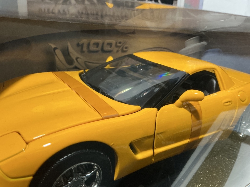 1:18 HOTWHEELS 100% - C5 CORVETTE YELLOW ON BLACK image