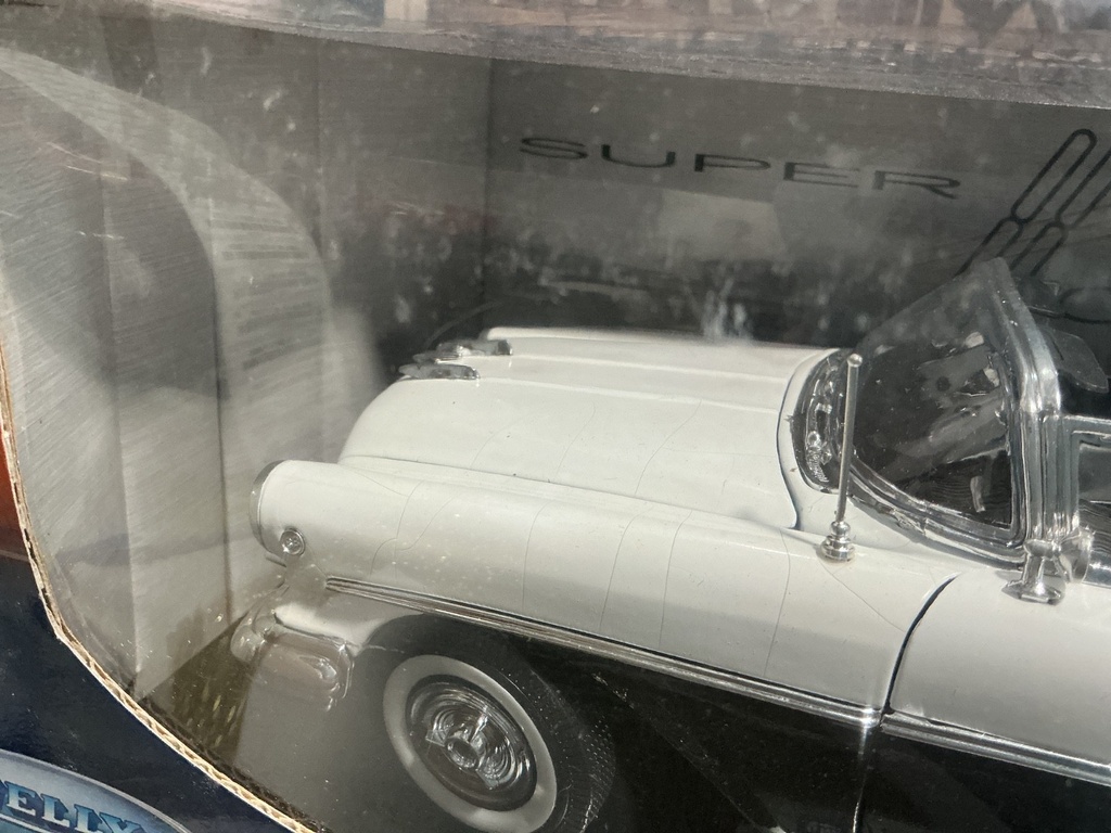 1:18 WELLY - DIECAST METAL 1955 OLDSMOBILE SUPER 88 [WHITE/BLACK] PAINT CRACKED image