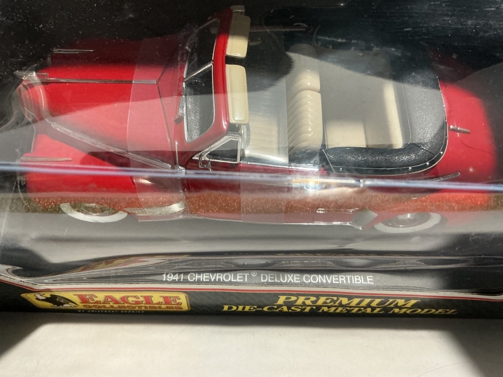 1:18 EAGLE COLLECTIBLES - 1941 Chevrolet Deluxe Convertible - [RED/TAN] image