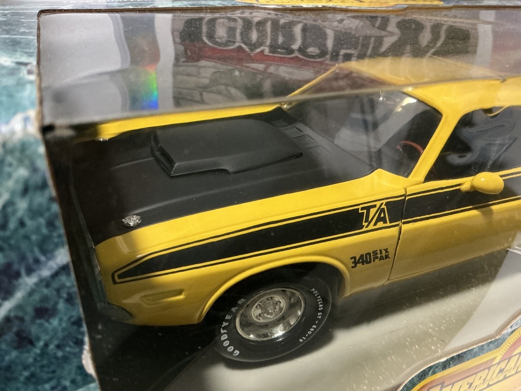1:18 ERTL - 1970 CHALLENGER T/A YELLOW ON BLACK image