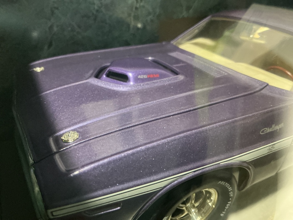 1:18 ERTL COLLECTIBLES - 1970 CHALLENGER R/T [PURPLE/SILVER ON WHITE] image