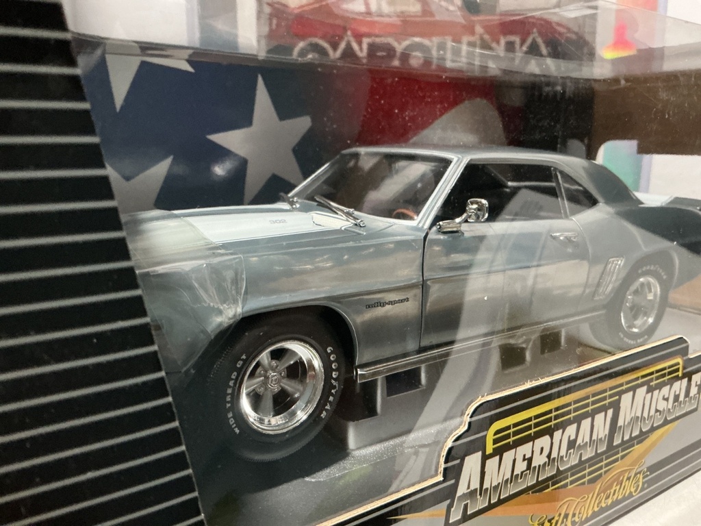 1:18 ERTL AMERICAN MUSCLE - 1969 CHEVY CAMARO Z-28 [SILVER/GREY] image