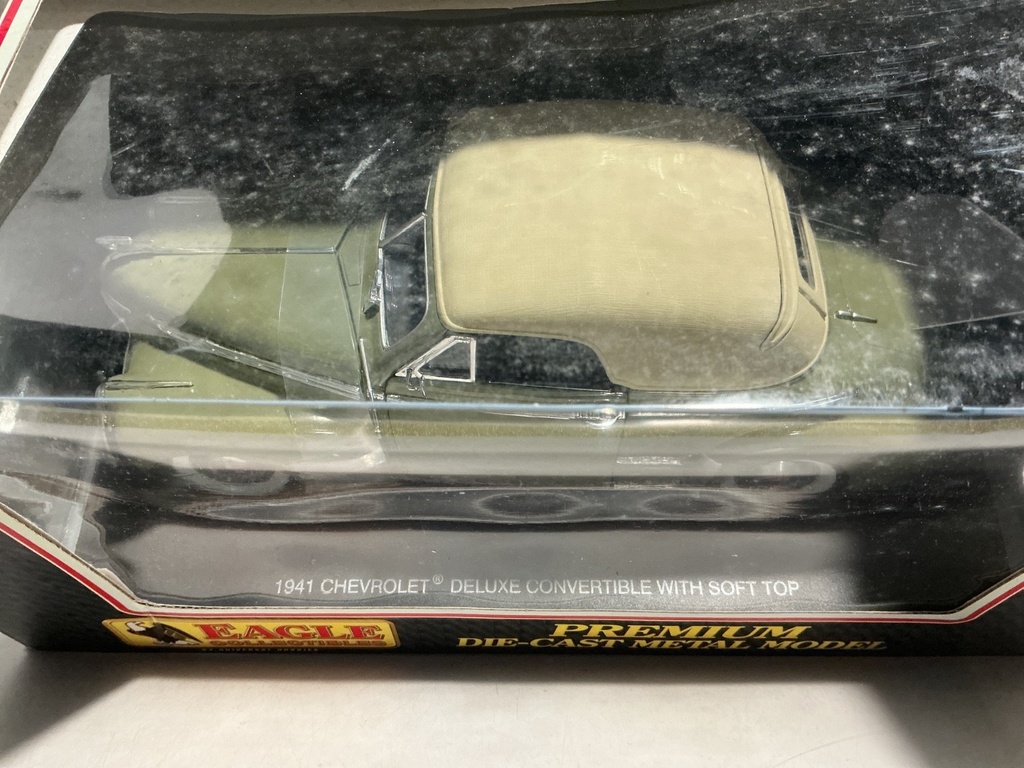 1:18 EAGLE COLLECTIBLES - 1941 Chevrolet Deluxe Convertible - [GREEN/TAN TOP] image