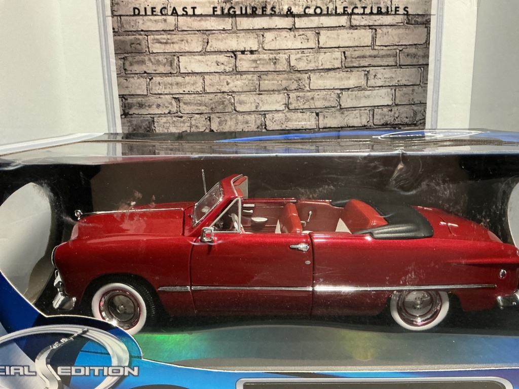 1:18 MAISTO 1949 FORD image