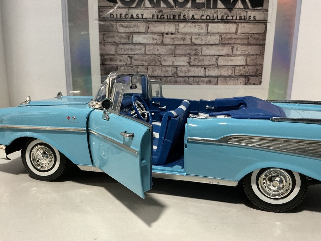 1:18 MOTORMAX 1958 CHEVY BEL LIGH BLUE/DARK BLUE CONVERTIBLE image
