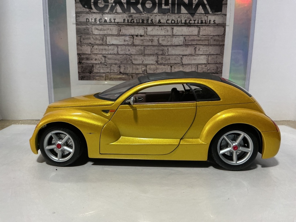 1:18 MAISTO CHRYSLER PRONTO CRUISER CONCEPT YELLOW ON BLACK image