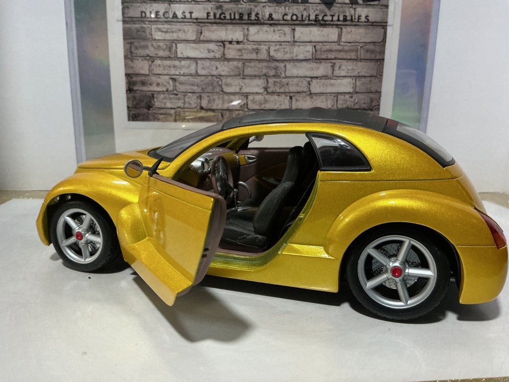 1:18 MAISTO CHRYSLER PRONTO CRUISER CONCEPT YELLOW ON BLACK image