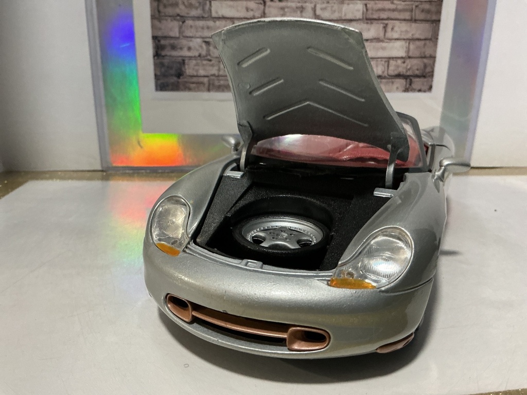 1:18 MAISTO PORSCHE BOXSTER SILVER GRAY ON RED image