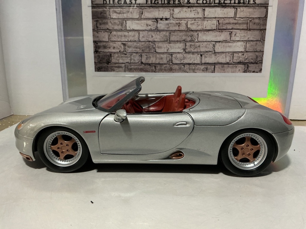 1:18 MAISTO PORSCHE BOXSTER SILVER GRAY ON RED image