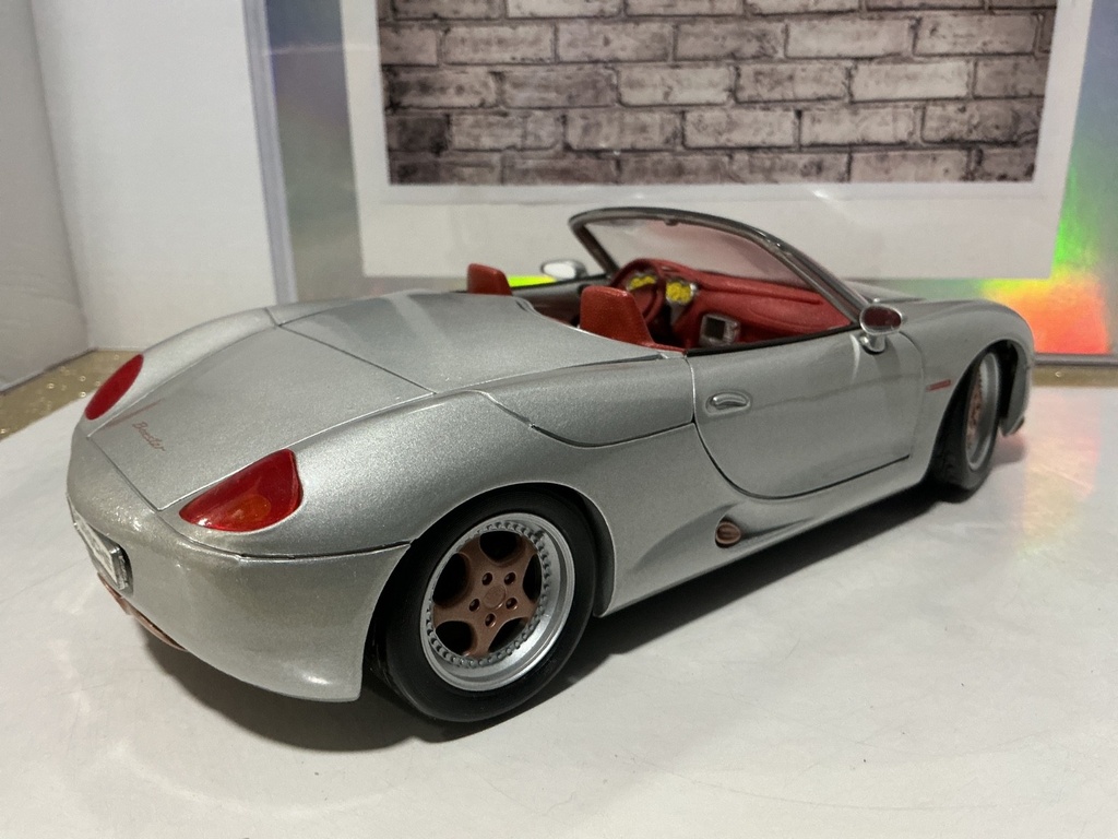 1:18 MAISTO PORSCHE BOXSTER SILVER GRAY ON RED image