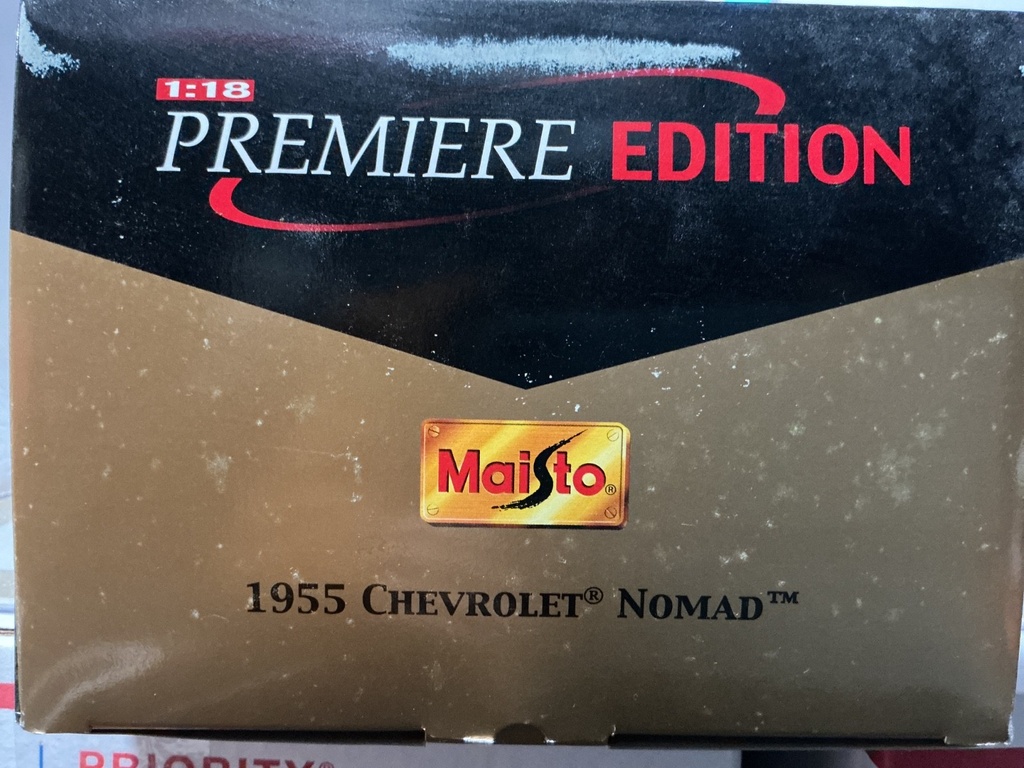 1:18 MAISTO PREMIERE EDITION 1955 CHEVROLET NOMAD RED ON WHITE image