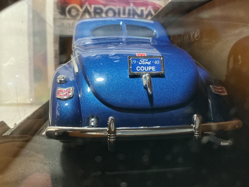 1:18 MOTORMAX TIMELESS CLASSICS - 1940 FORD DELUXE V-8 BLUE ON WHITE image
