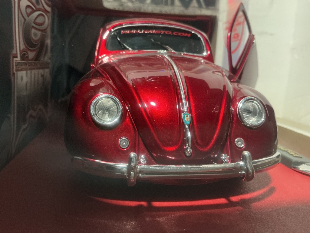 1:18 MAISTO URBAN DIECAST COLLECTION VBUGZ VOLKSWAGEN 1951 RED ON WHITE image