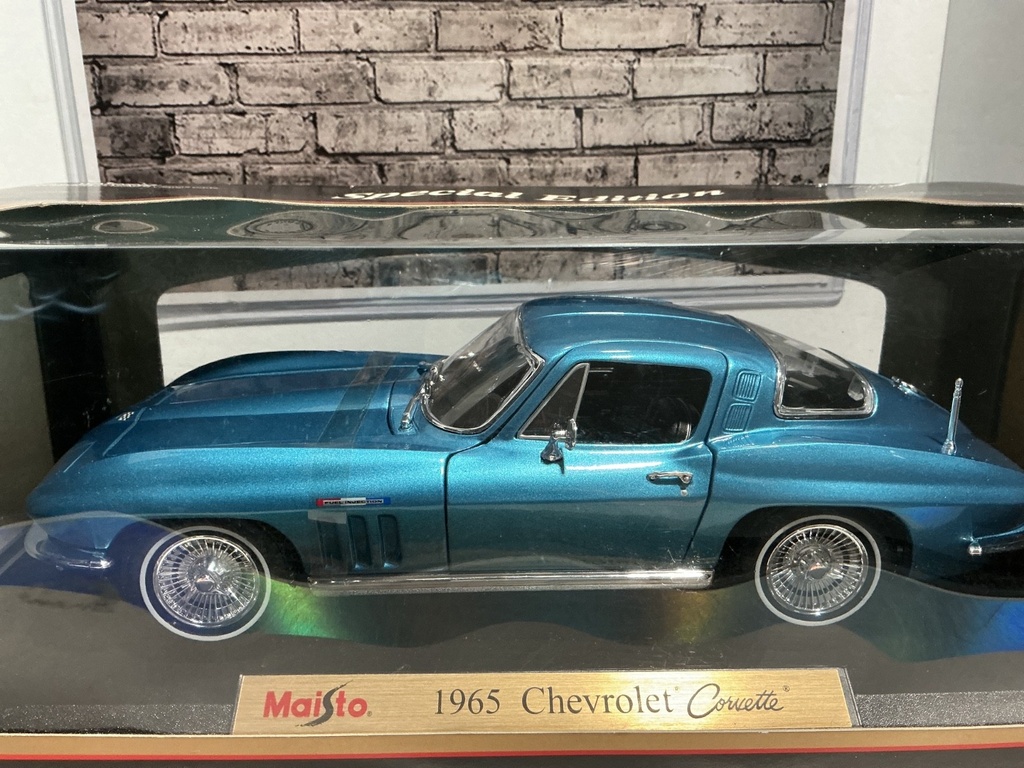 1:18 MAISTO 1965 CHEVROLET CORVETTE image