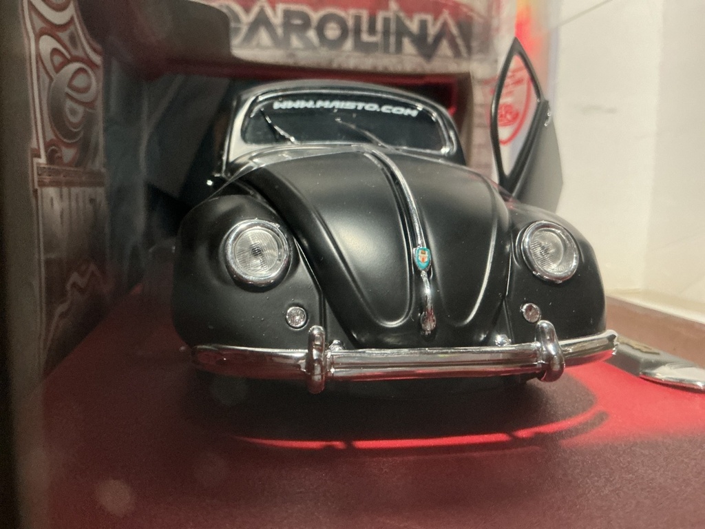 1:18 MAISTO BUGZV VOLKSWAGEN 1951 BEETLE BLACK ON BLACK image