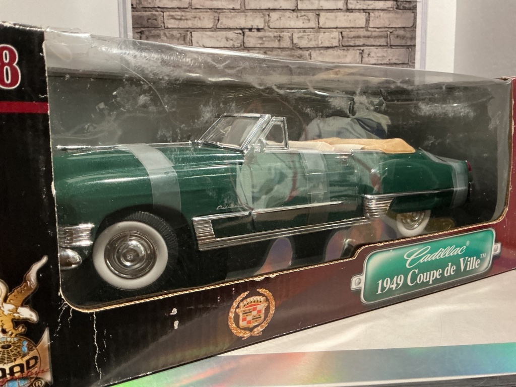 1:18 ROAD SIGNATURE 1949 CADILLAC COUPE DE VILLE  {BOX DAMAGED} GREEN ON TAN image