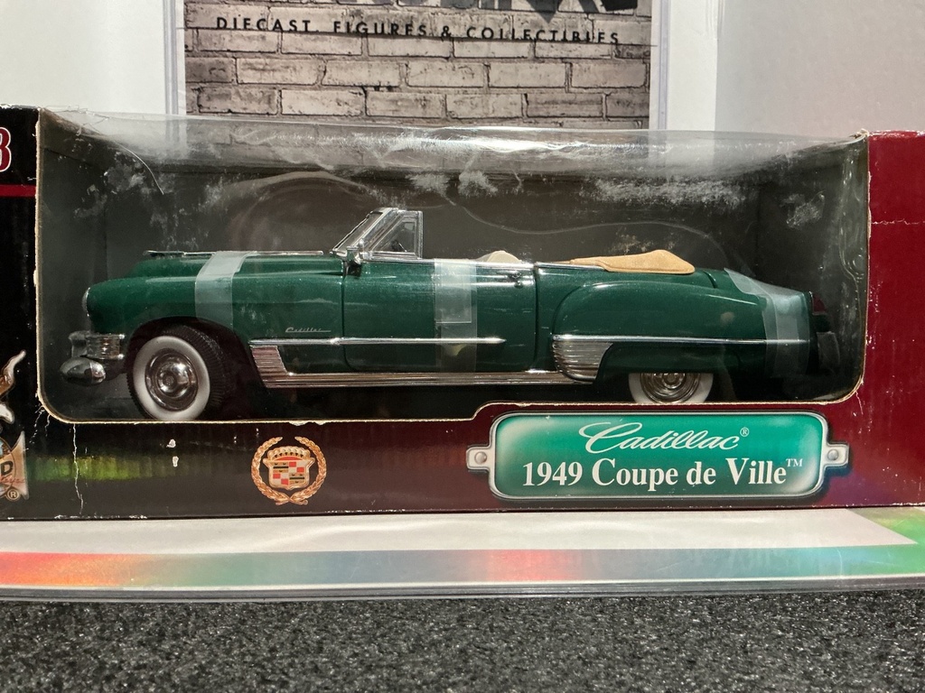 1:18 ROAD SIGNATURE 1949 CADILLAC COUPE DE VILLE  {BOX DAMAGED} GREEN ON TAN image